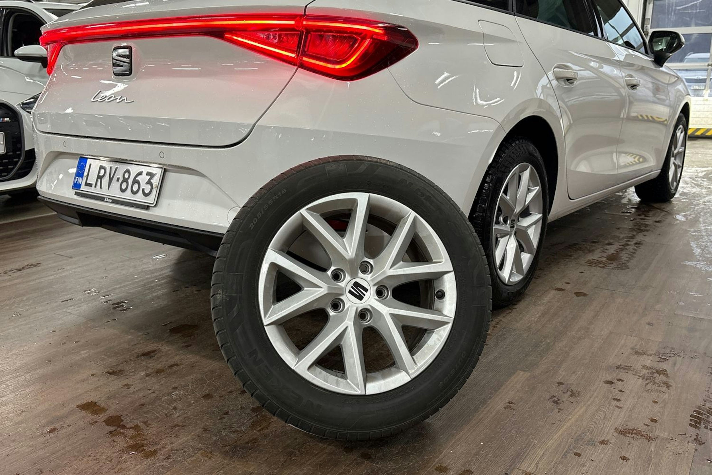 valkoinen SEAT Leon Sportstourer 2023 kuva 29.