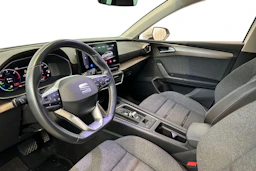 valkoinen SEAT Leon Sportstourer 2023 kuva 6.