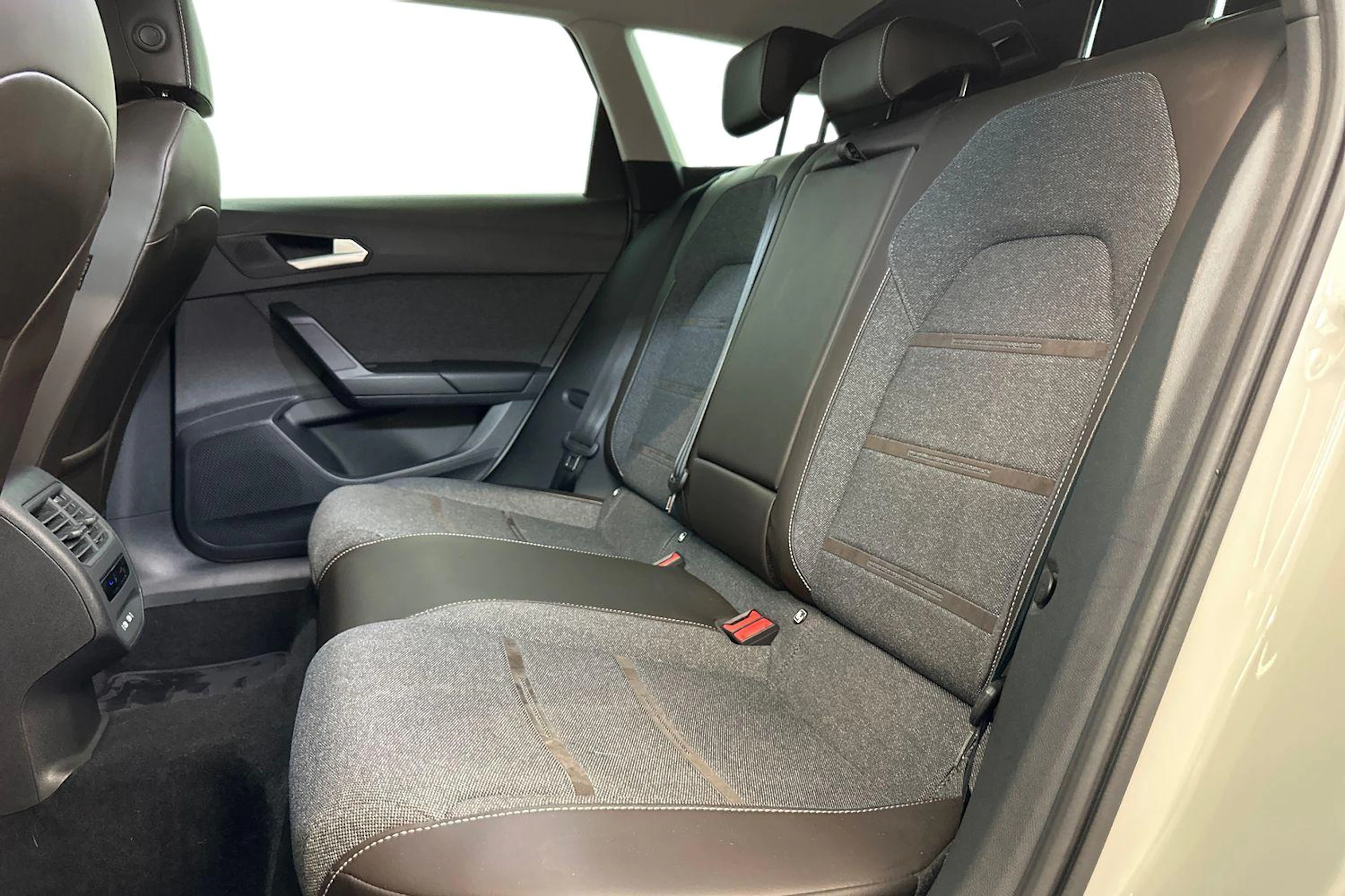 valkoinen SEAT Leon Sportstourer 2023 kuva 8.
