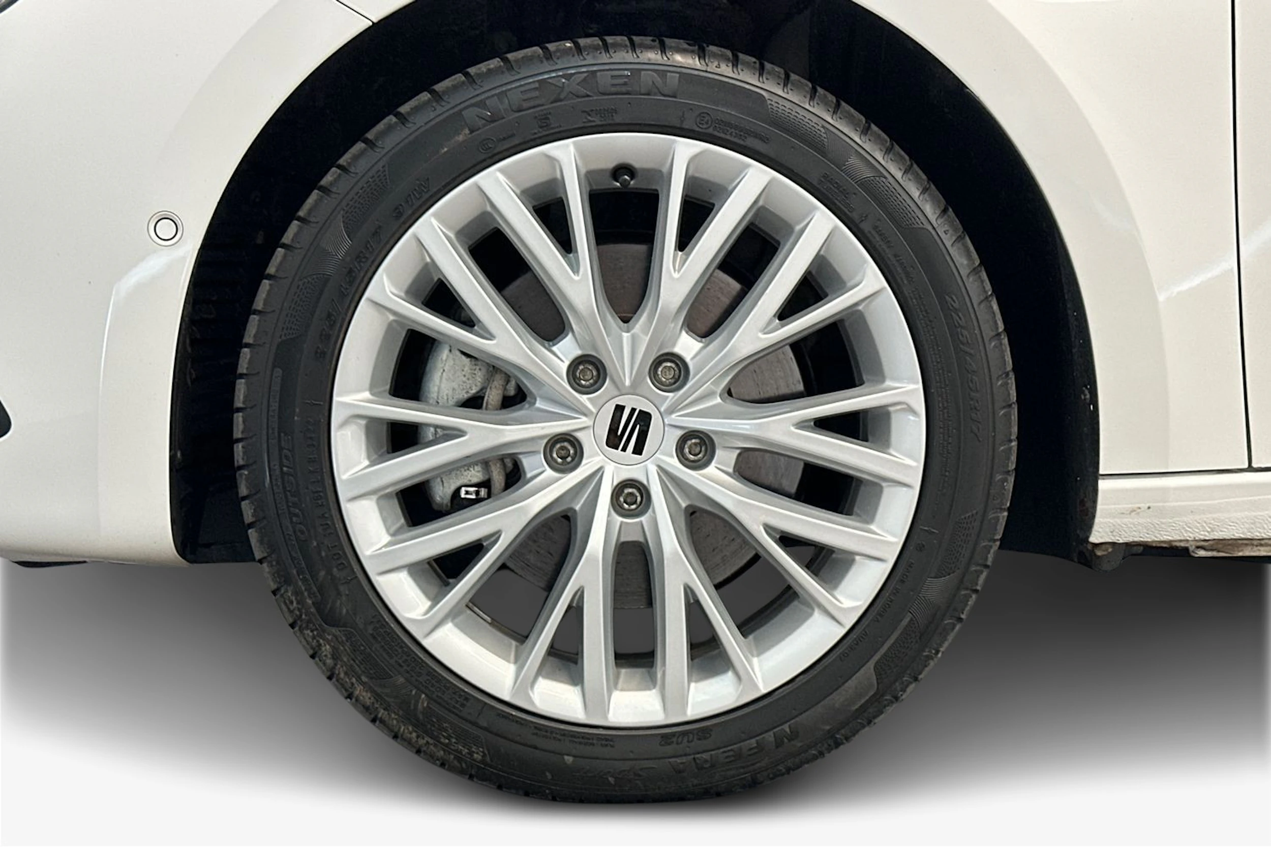 valkoinen SEAT Leon Sportstourer 2023 kuva 9.
