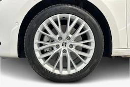 valkoinen SEAT Leon Sportstourer 2023 kuva 9.
