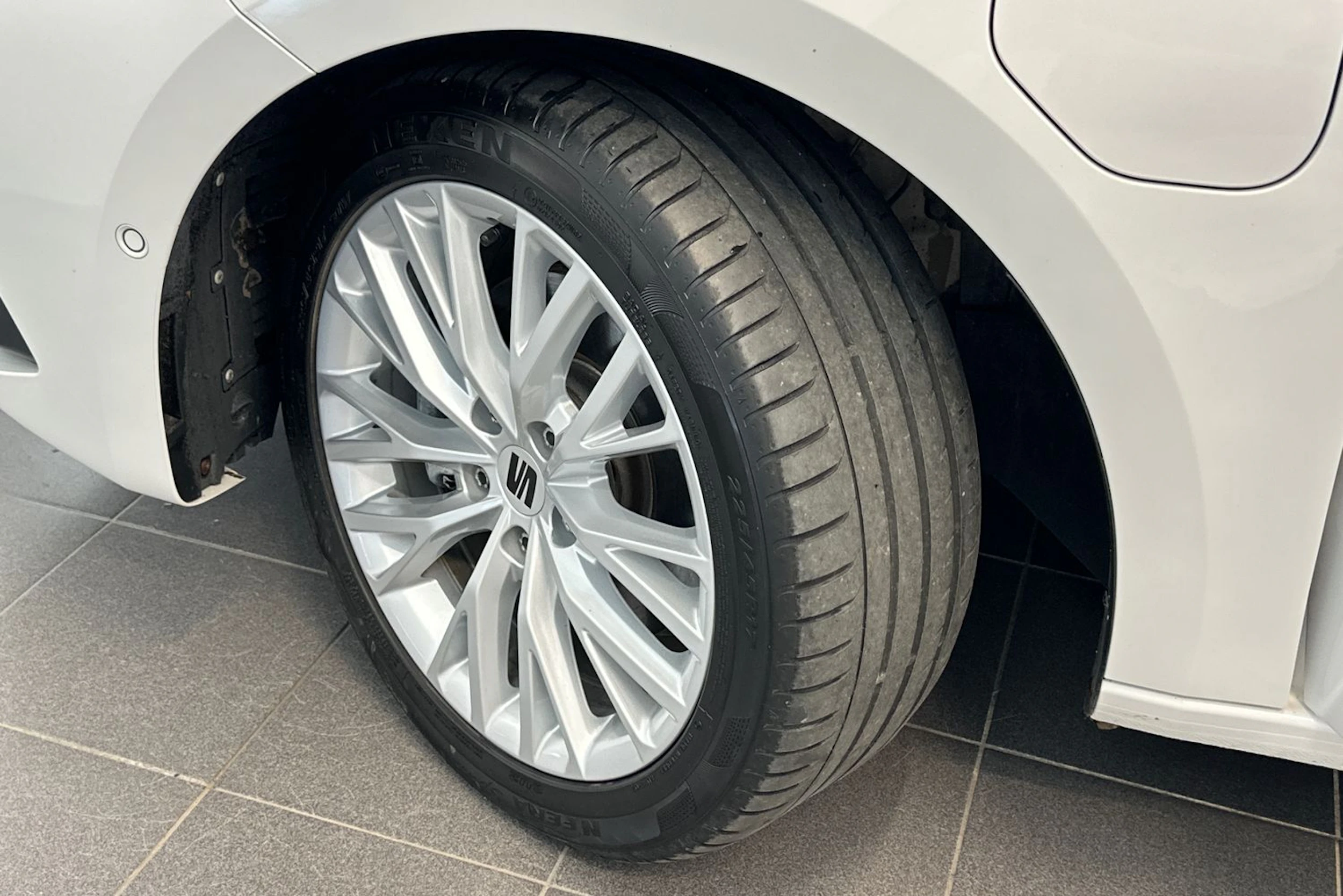 valkoinen SEAT Leon Sportstourer 2023 kuva 10.