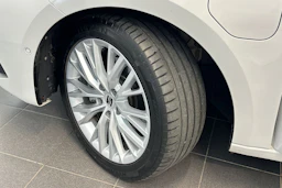 valkoinen SEAT Leon Sportstourer 2023 kuva 10.