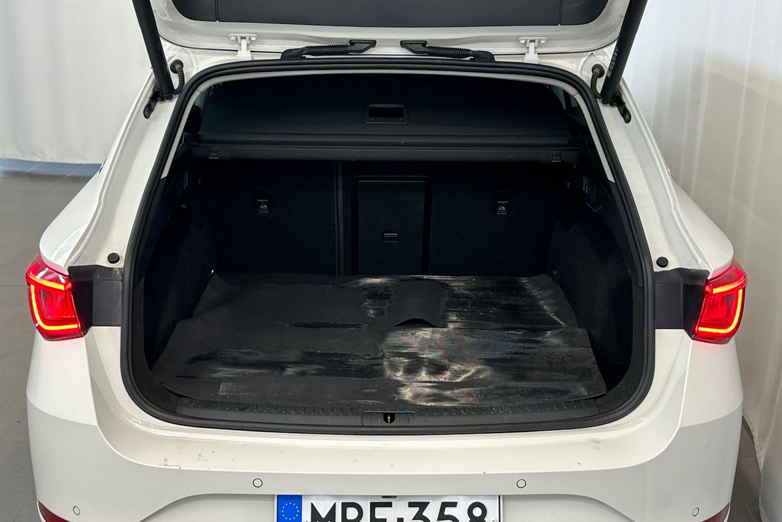 valkoinen SEAT Leon Sportstourer 2023 kuva 13.