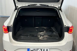 valkoinen SEAT Leon Sportstourer 2023 kuva 13.