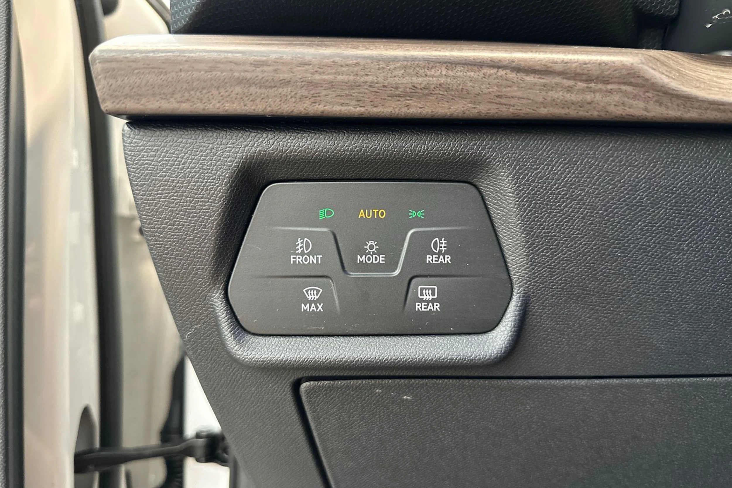 valkoinen SEAT Leon Sportstourer 2023 kuva 18.