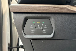 valkoinen SEAT Leon Sportstourer 2023 kuva 18.