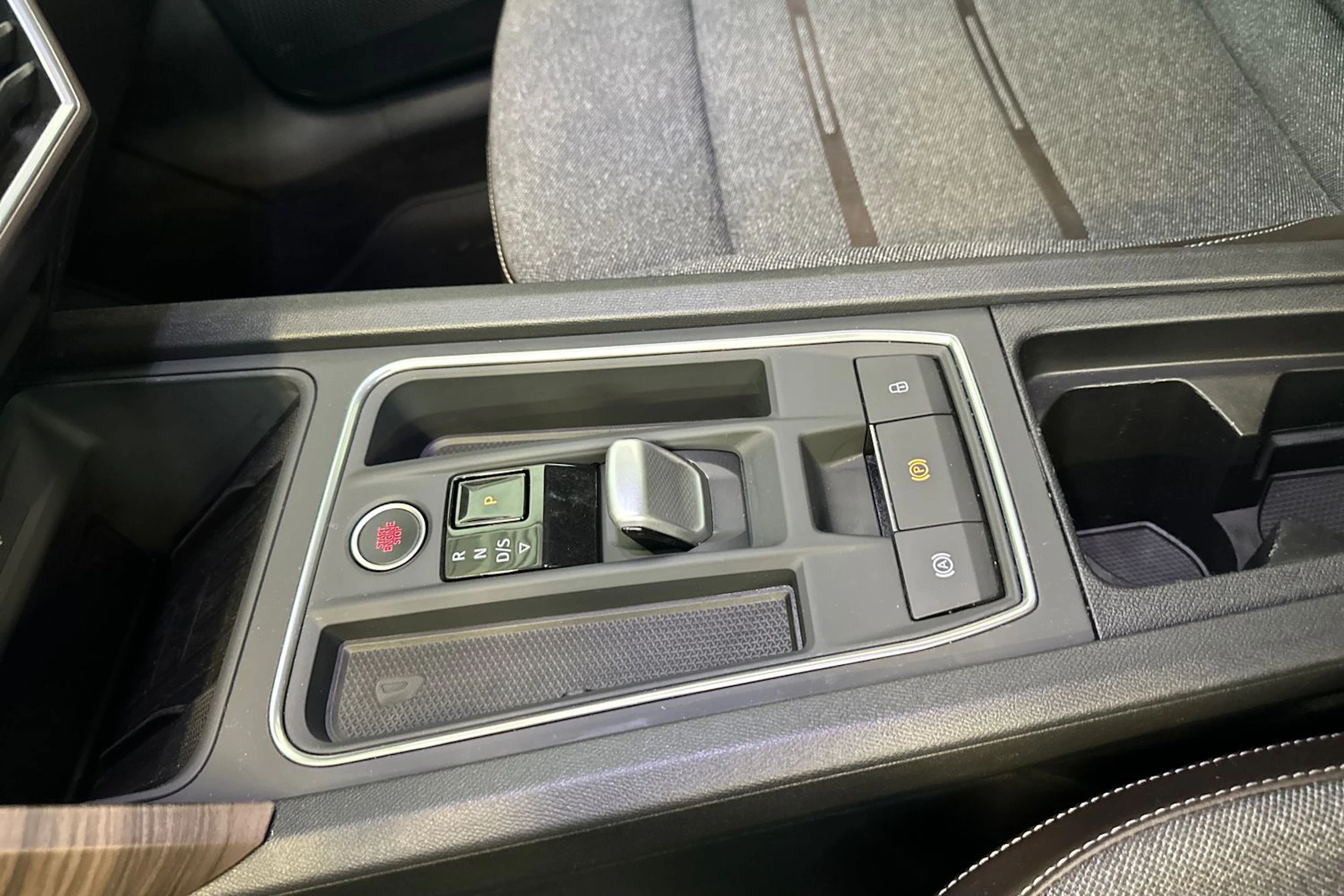 valkoinen SEAT Leon Sportstourer 2023 kuva 22.