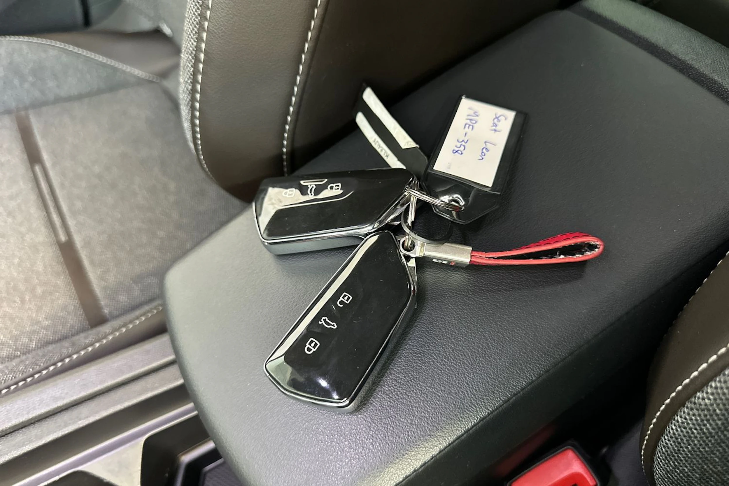valkoinen SEAT Leon Sportstourer 2023 kuva 27.