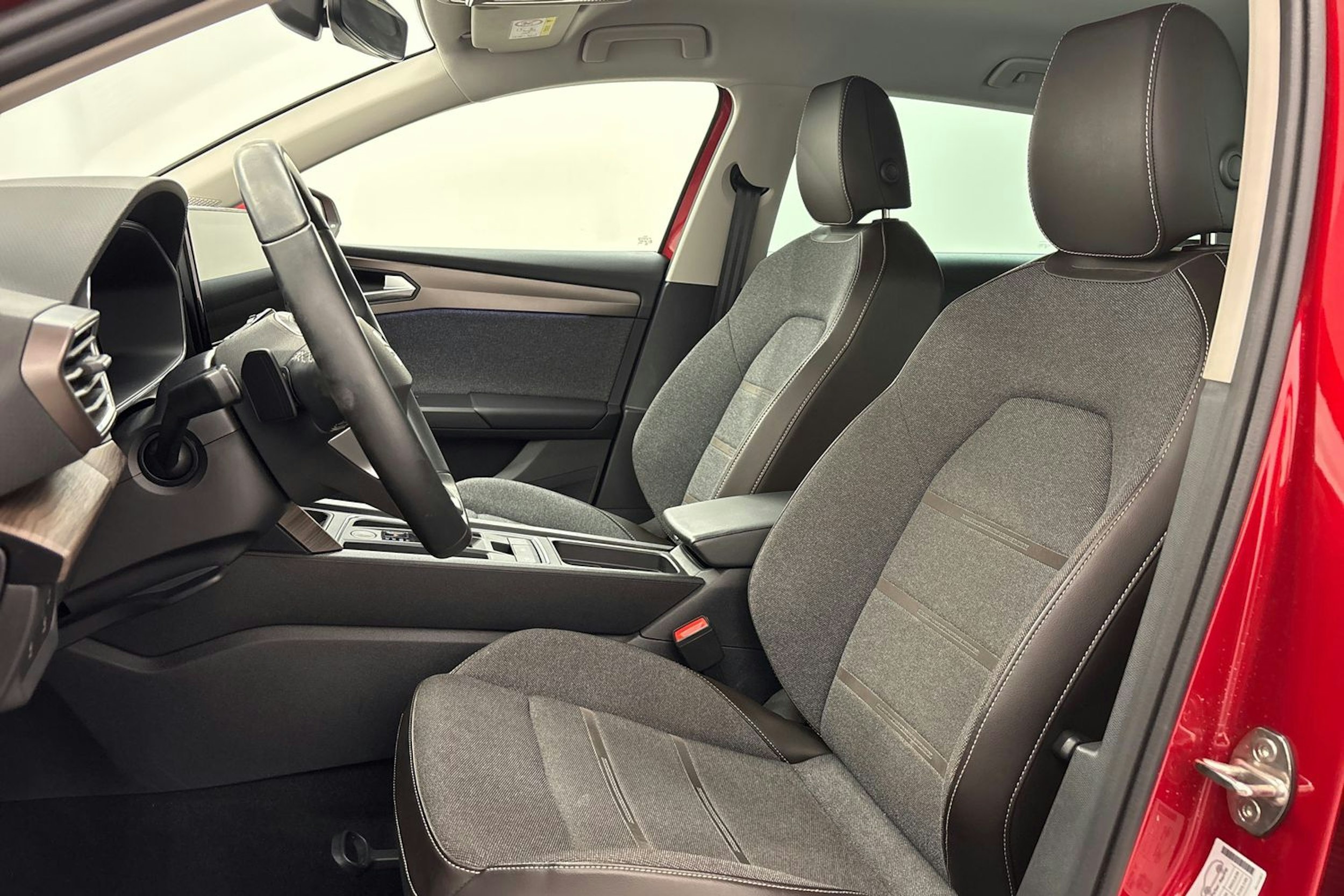 punainen SEAT Leon Sportstourer 2023 kuva 14.