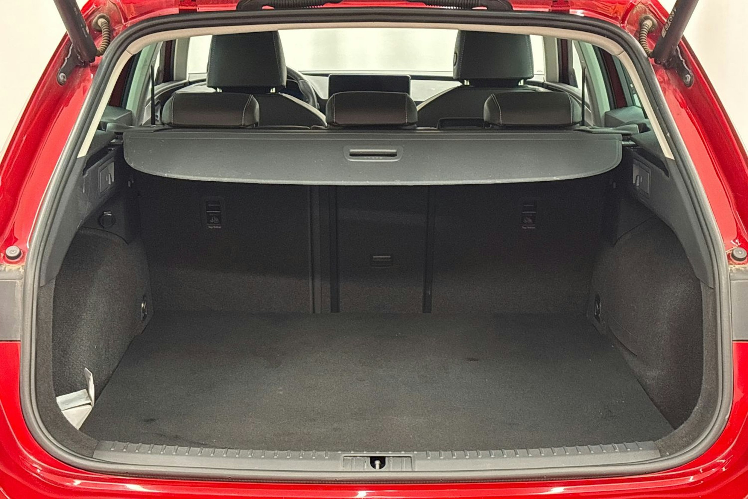 punainen SEAT Leon Sportstourer 2023 kuva 26.