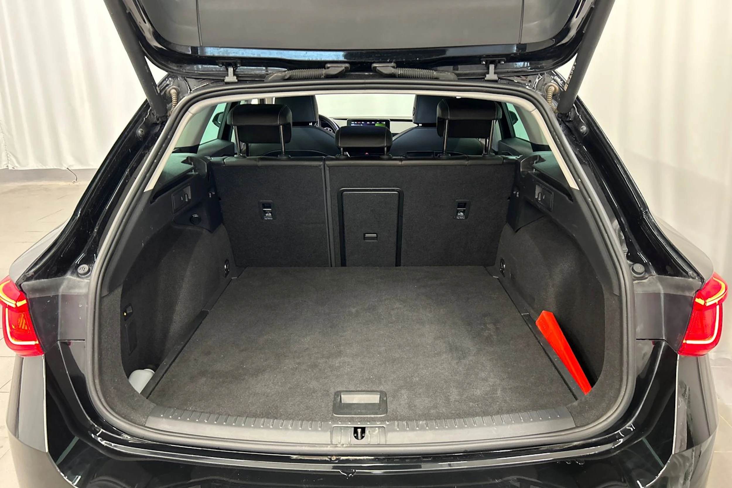 musta SEAT Leon Sportstourer 2023 kuva 12.