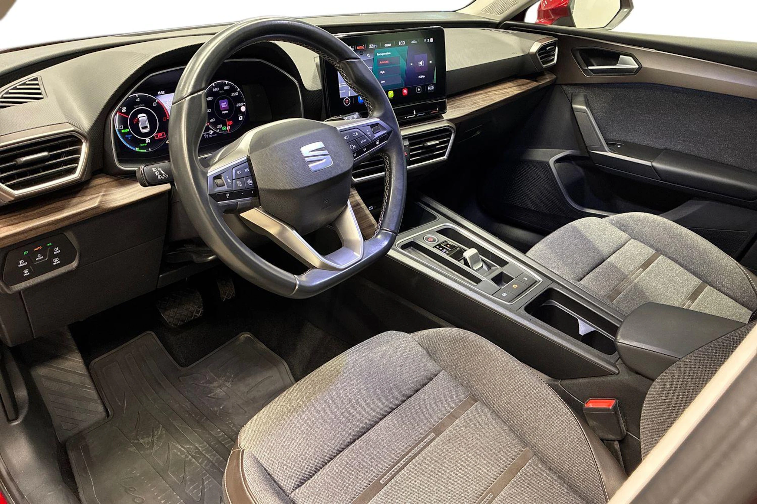 punainen SEAT Leon Sportstourer 2023 kuva 8.