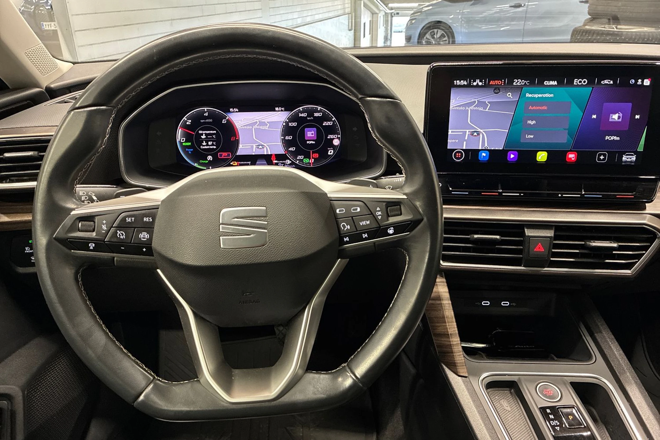 punainen SEAT Leon Sportstourer 2023 kuva 15.