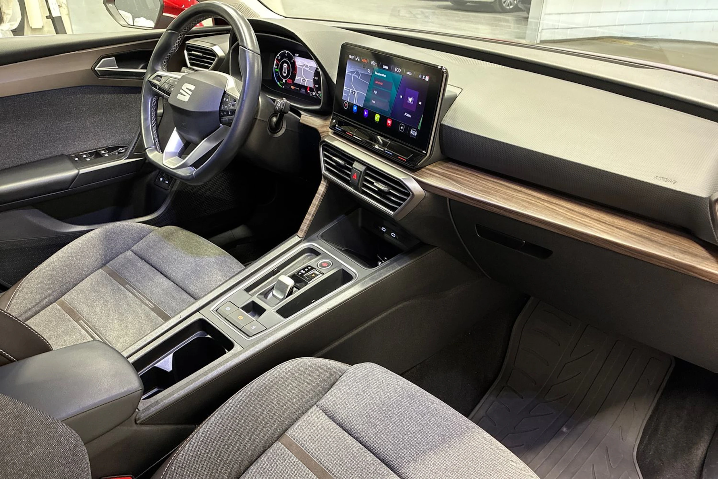 punainen SEAT Leon Sportstourer 2023 kuva 27.