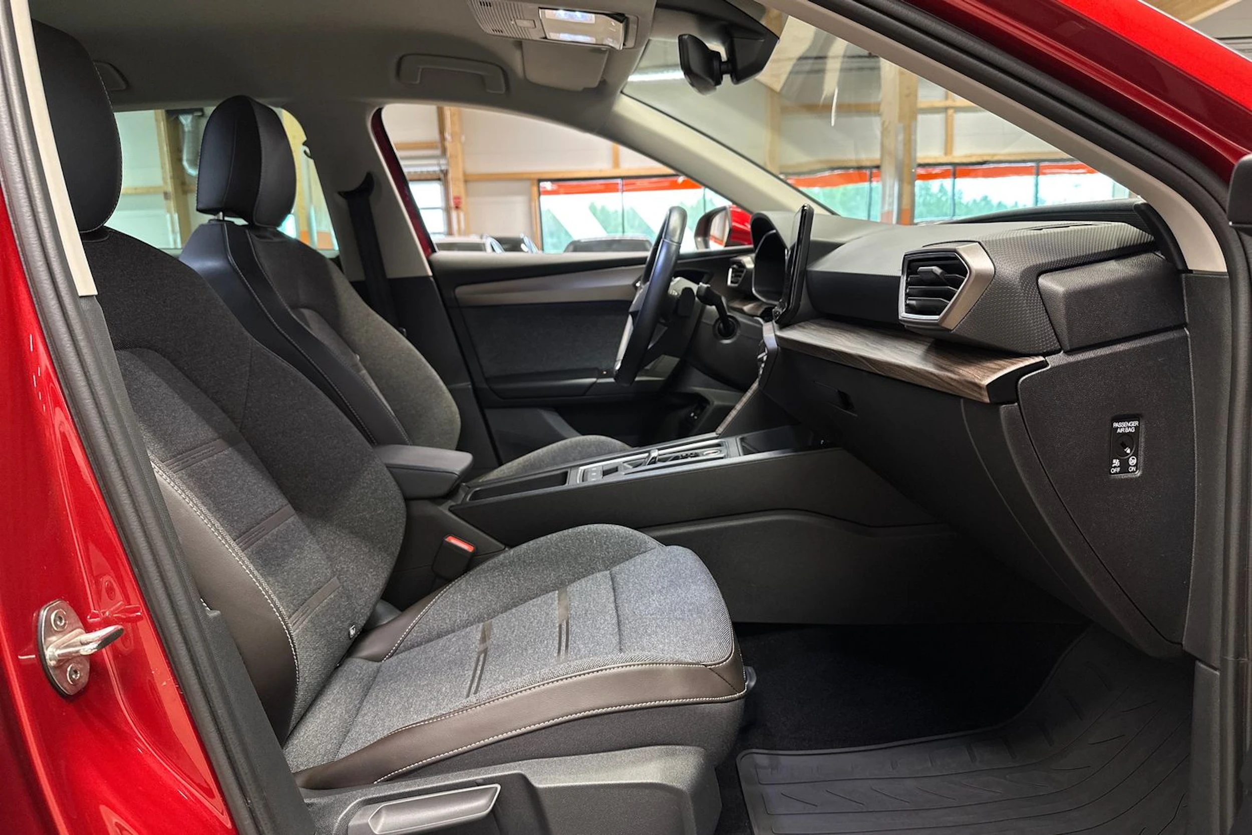 punainen SEAT Leon Sportstourer 2023 kuva 11.