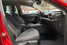punainen SEAT Leon Sportstourer 2023 kuva 11.