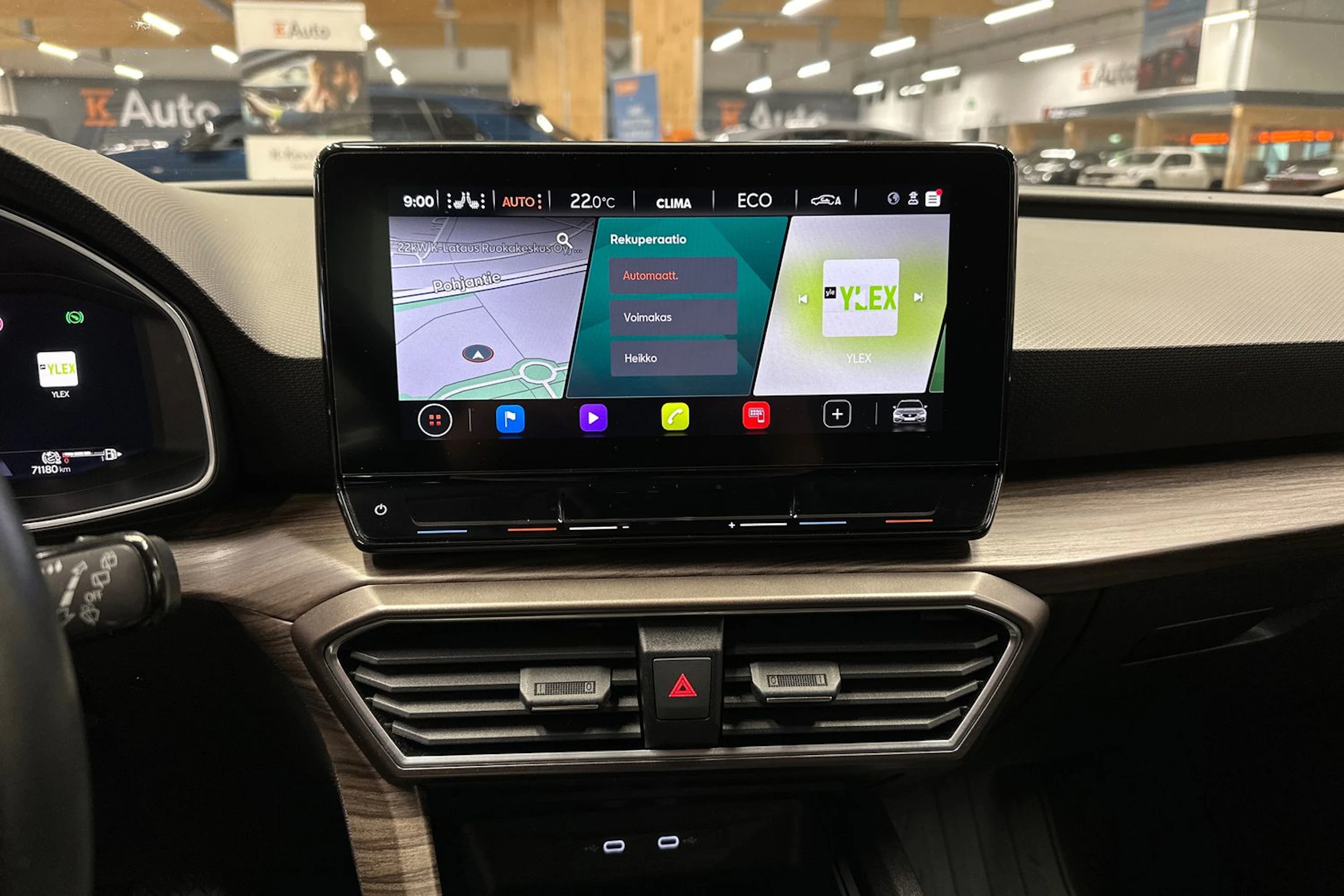 punainen SEAT Leon Sportstourer 2023 kuva 16.