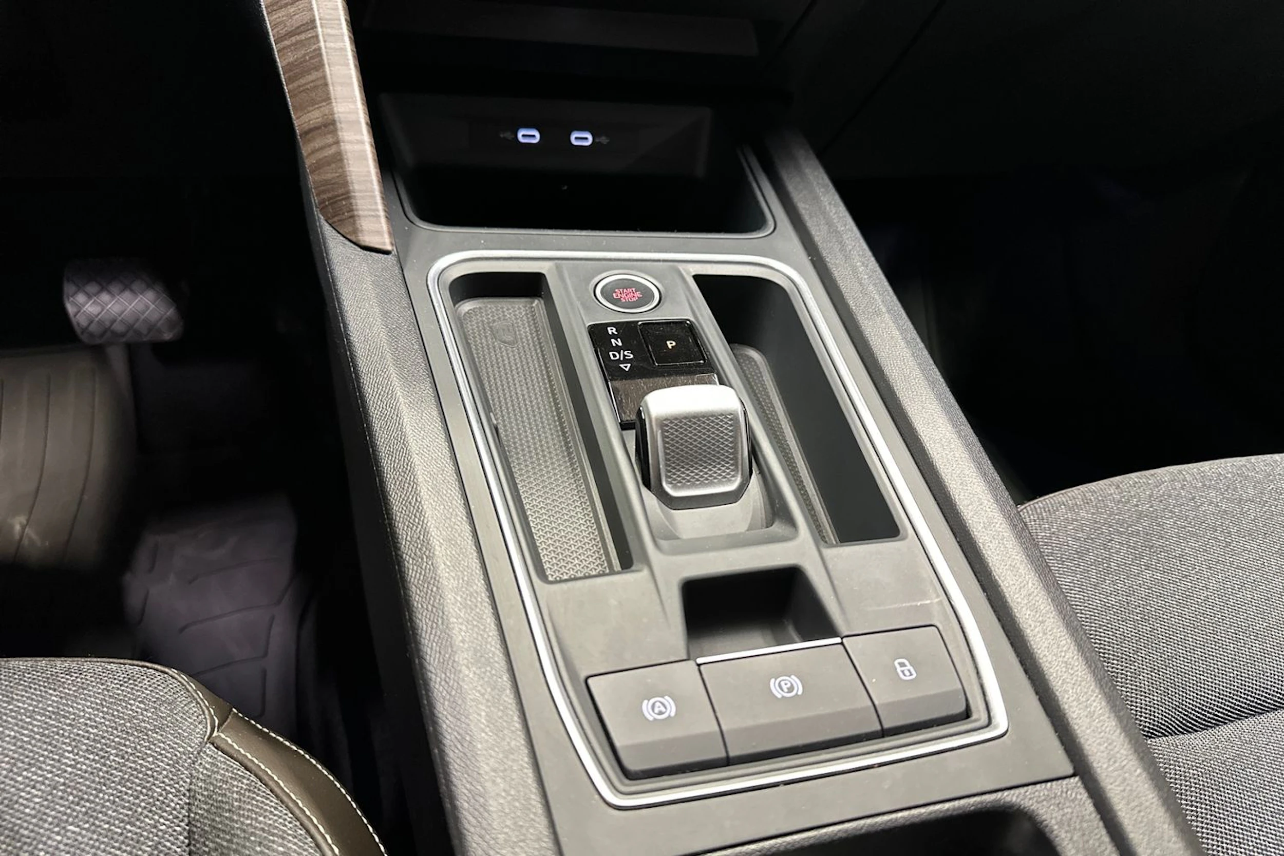 punainen SEAT Leon Sportstourer 2023 kuva 17.