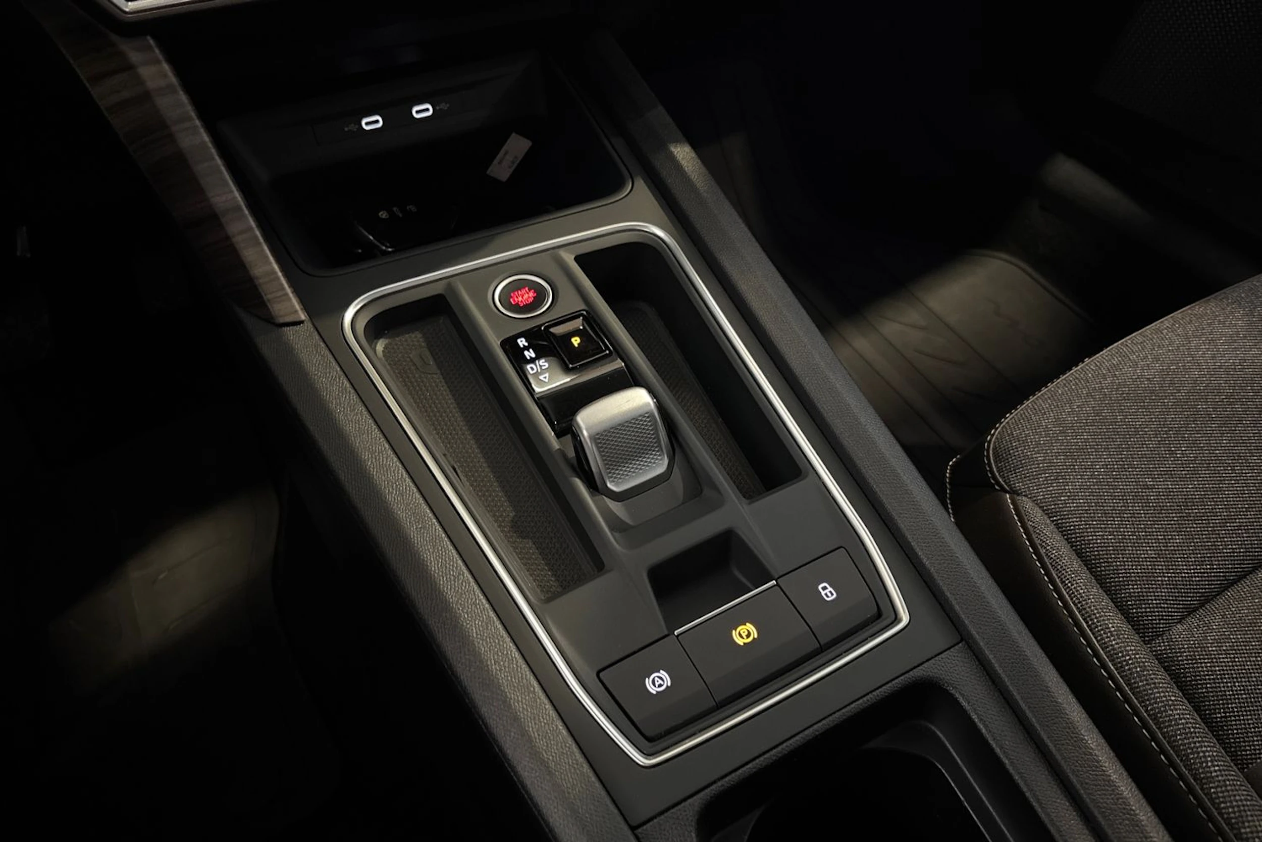 punainen SEAT Leon Sportstourer 2023 kuva 15.