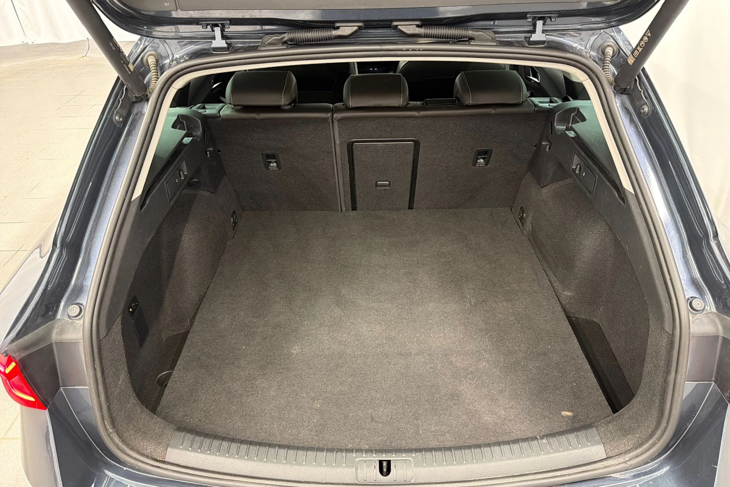 harmaa SEAT Leon Sportstourer 2023 kuva 13.
