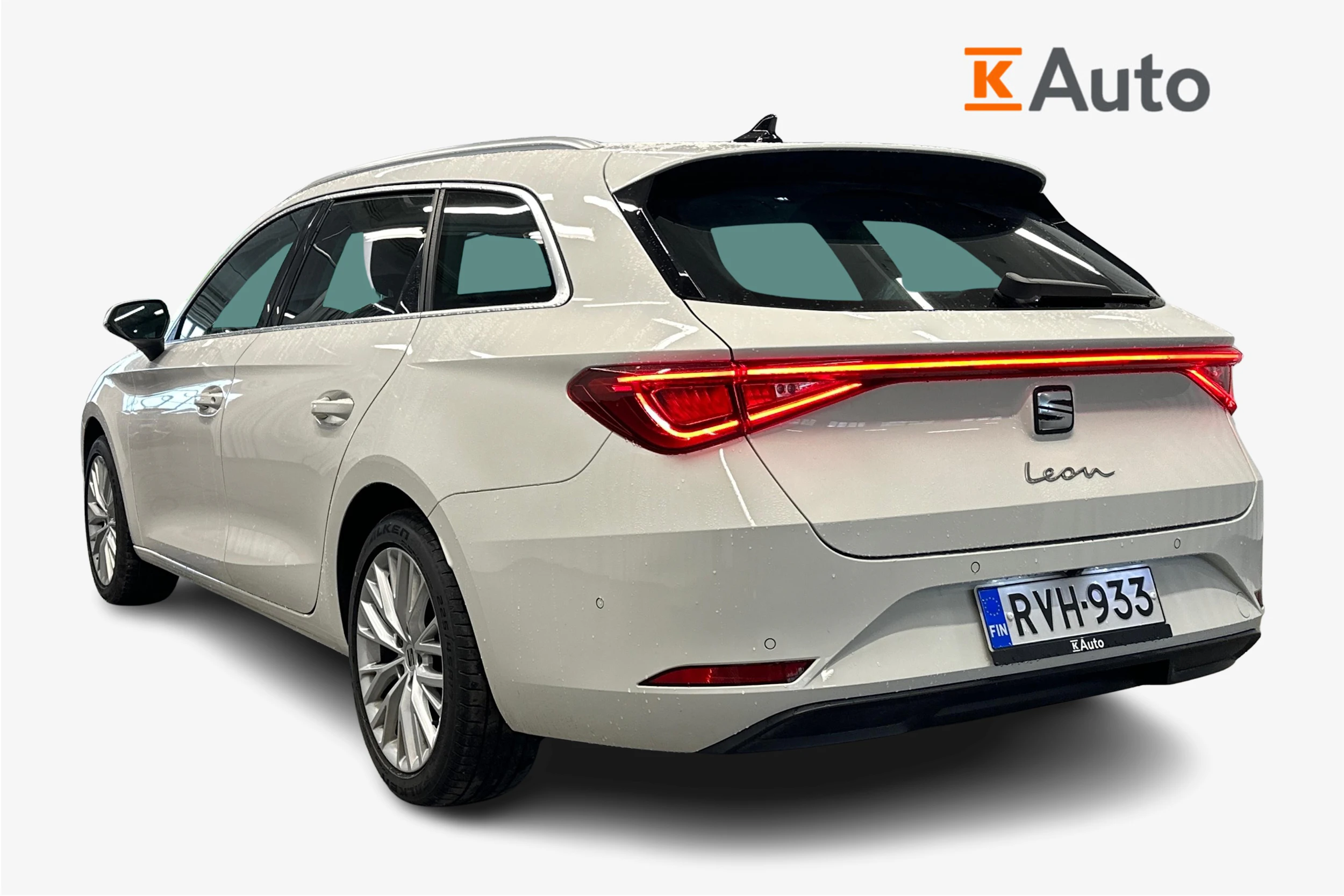 valkoinen SEAT Leon Sportstourer 2023 kuva 2.