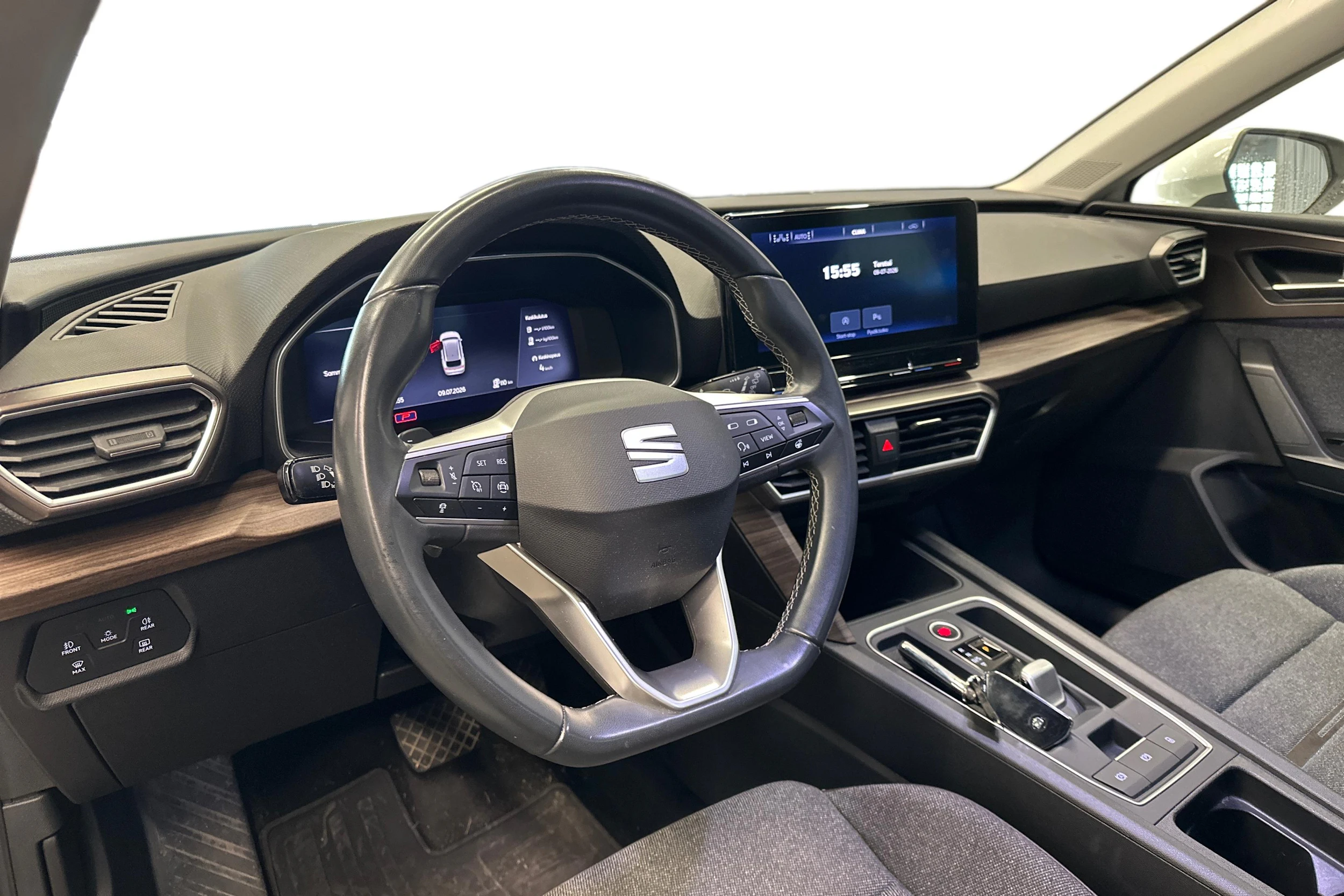 valkoinen SEAT Leon Sportstourer 2023 kuva 3.