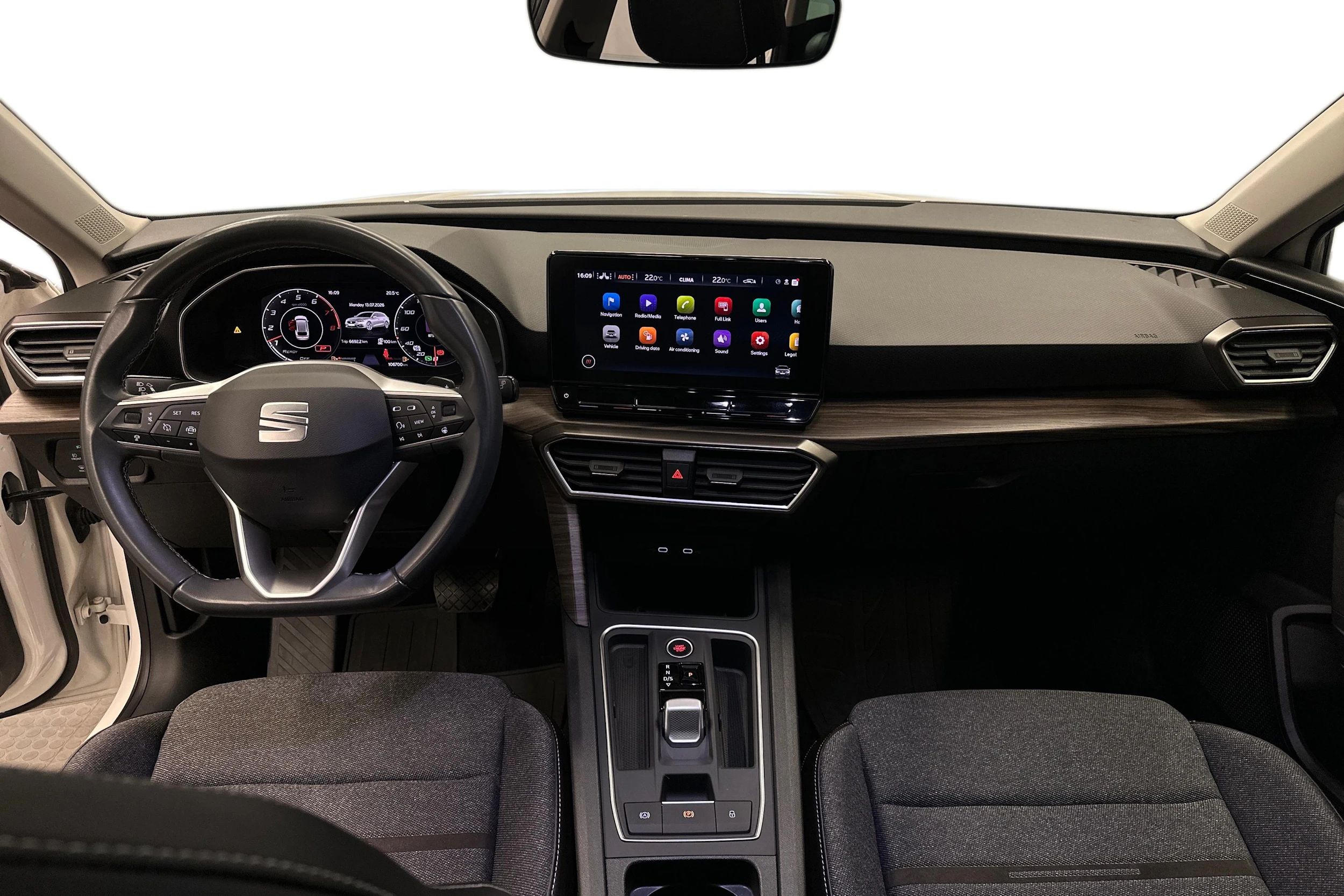 valkoinen SEAT Leon Sportstourer 2023 kuva 7.
