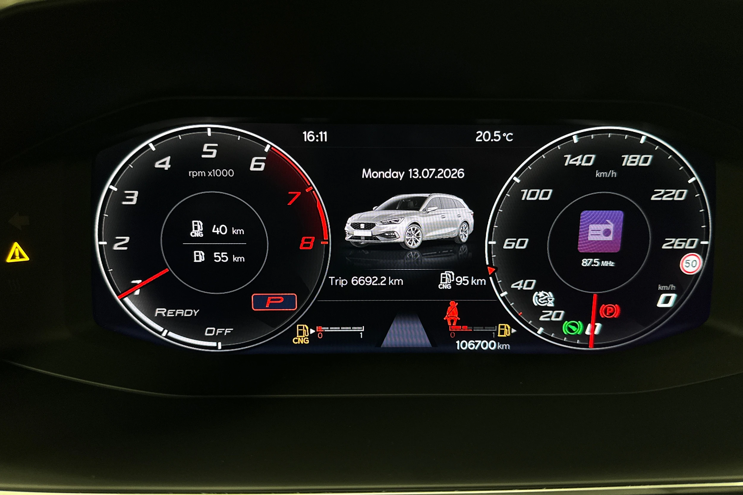 valkoinen SEAT Leon Sportstourer 2023 kuva 13.