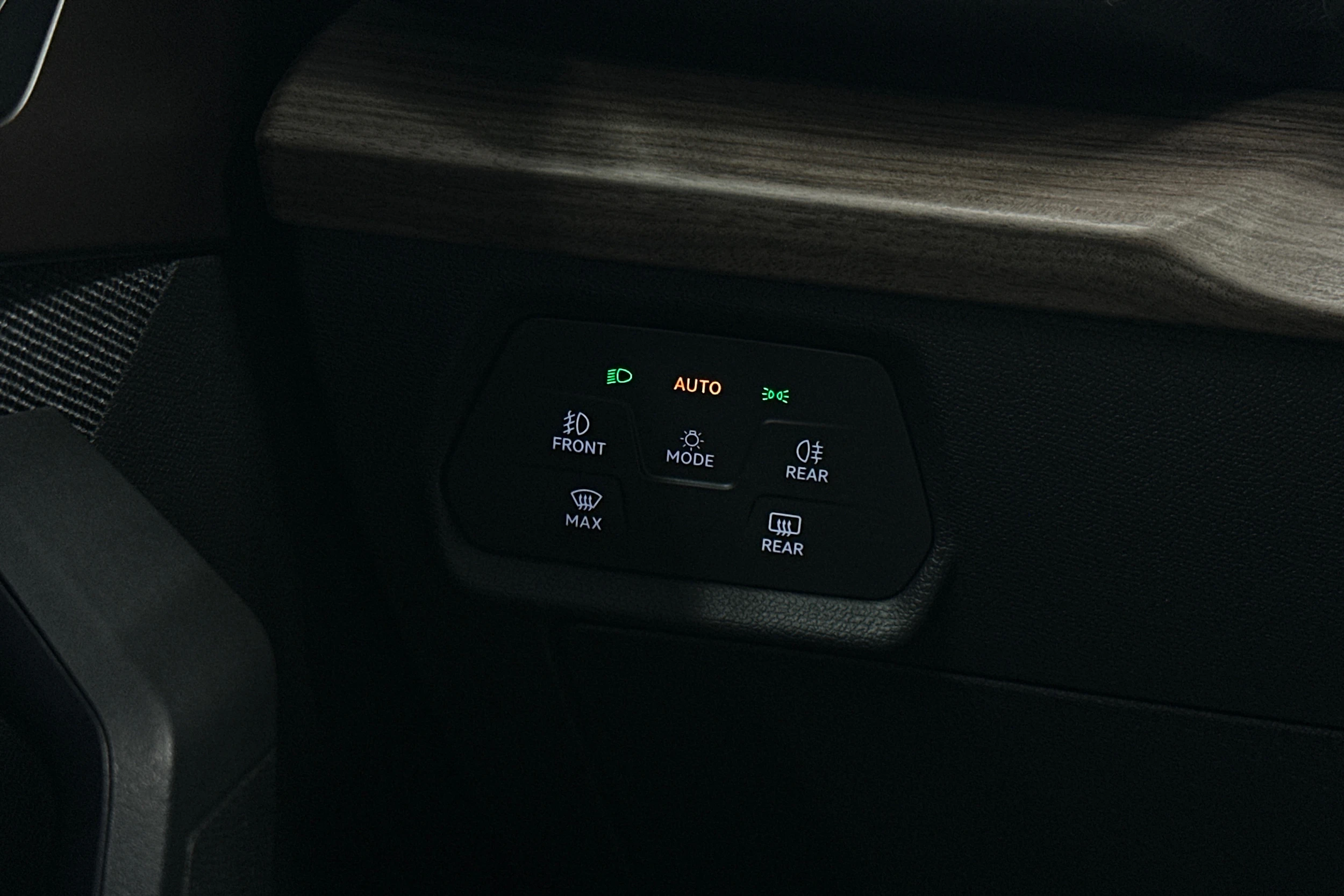 valkoinen SEAT Leon Sportstourer 2023 kuva 14.