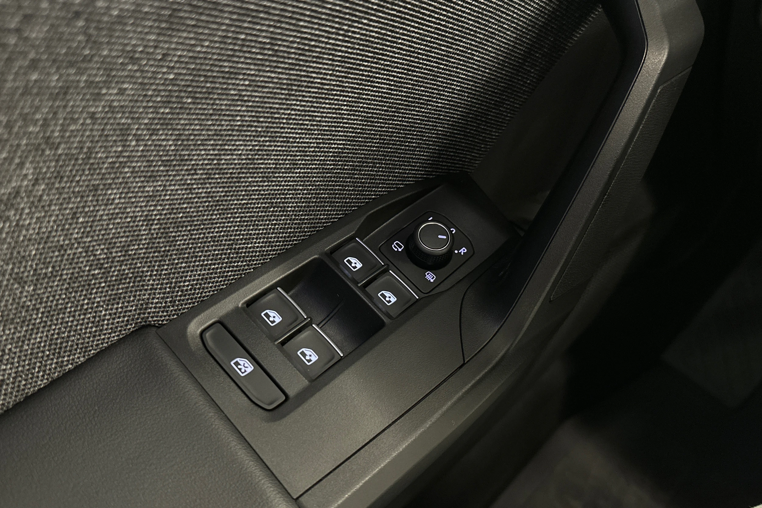 valkoinen SEAT Leon Sportstourer 2023 kuva 15.