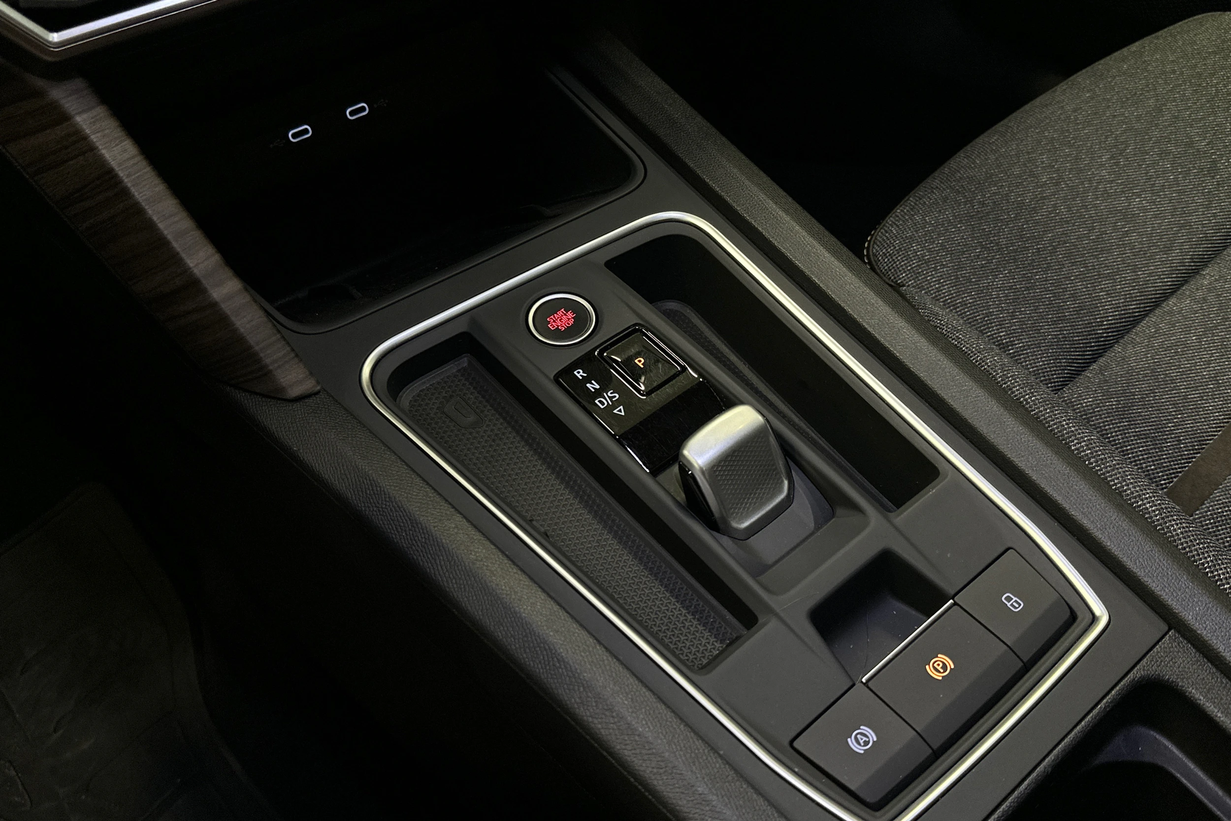 valkoinen SEAT Leon Sportstourer 2023 kuva 32.