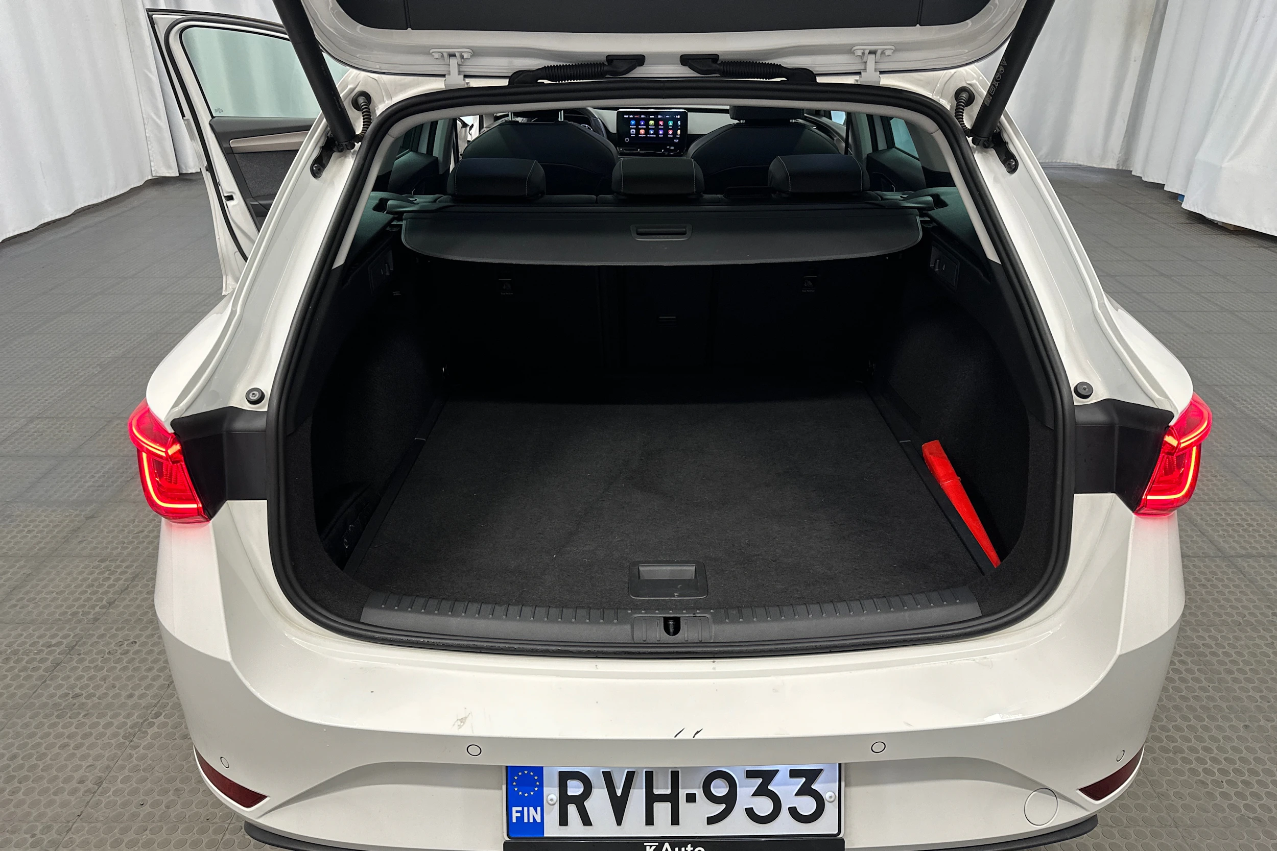 valkoinen SEAT Leon Sportstourer 2023 kuva 36.
