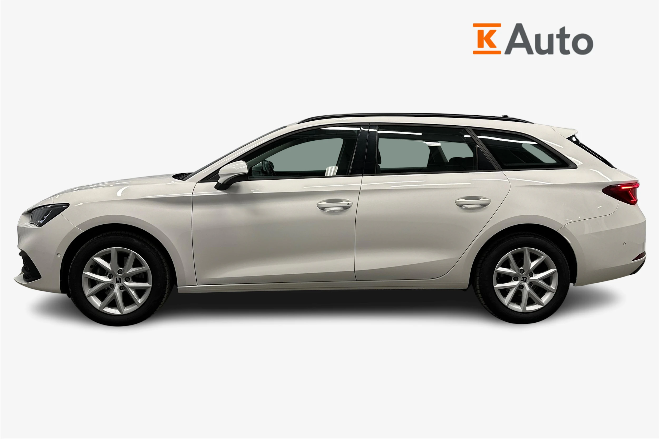 valkoinen SEAT Leon Sportstourer 2024 kuva 7.