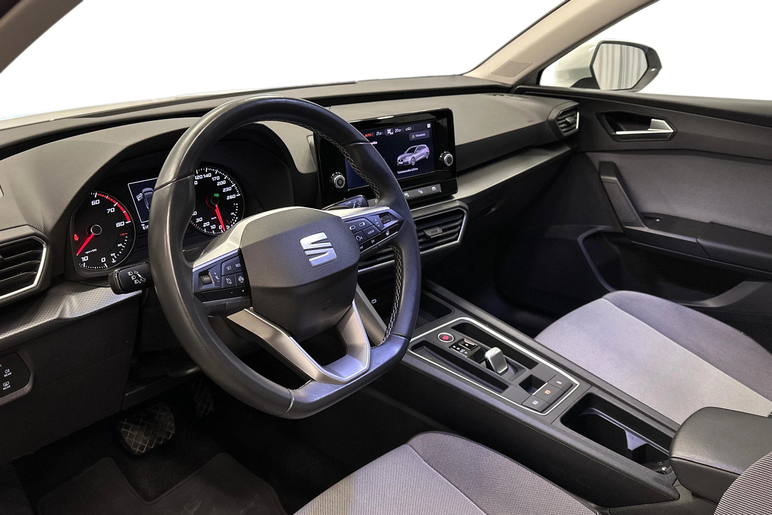 valkoinen SEAT Leon Sportstourer 2024 kuva 8.