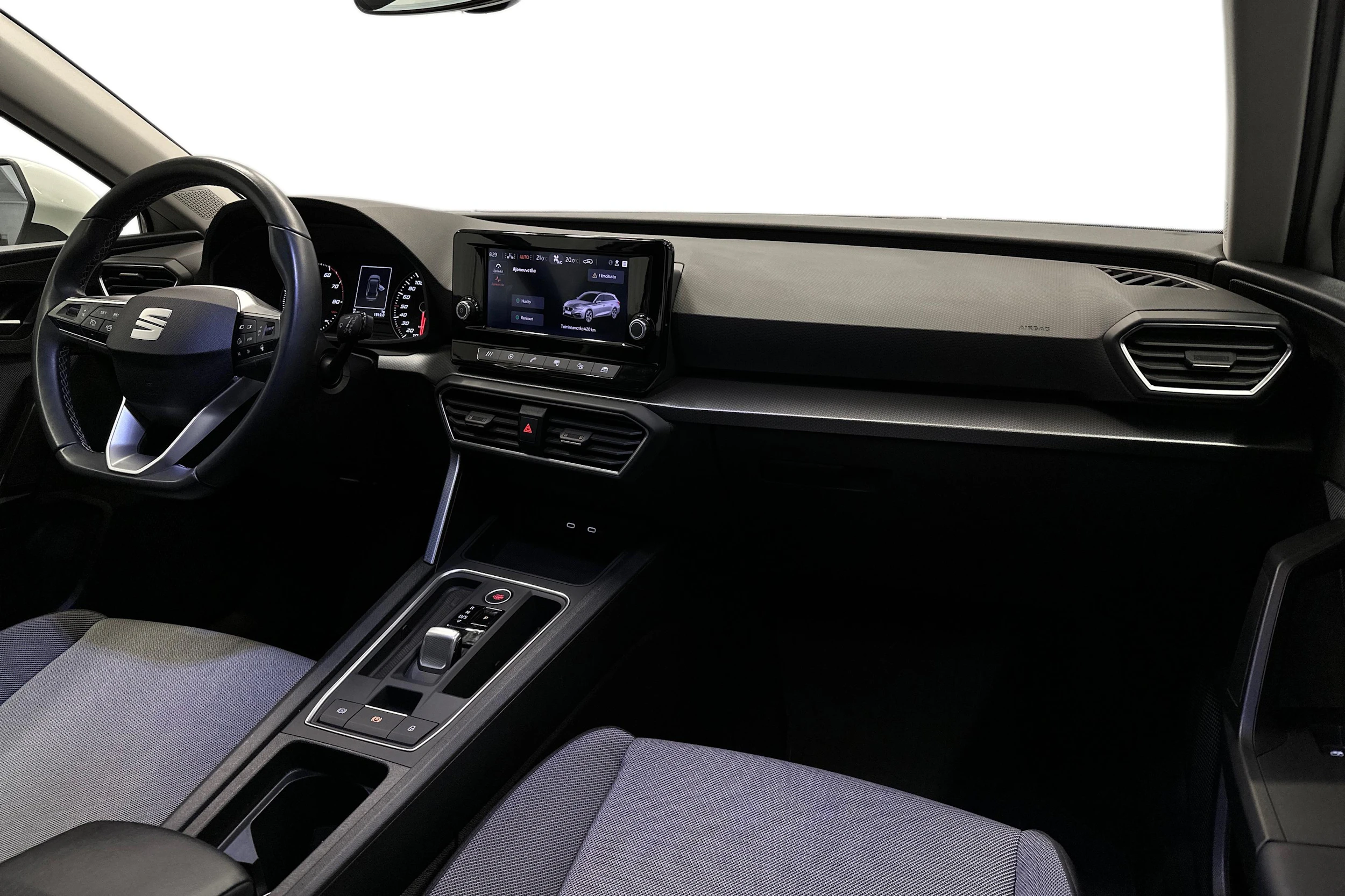 valkoinen SEAT Leon Sportstourer 2024 kuva 9.