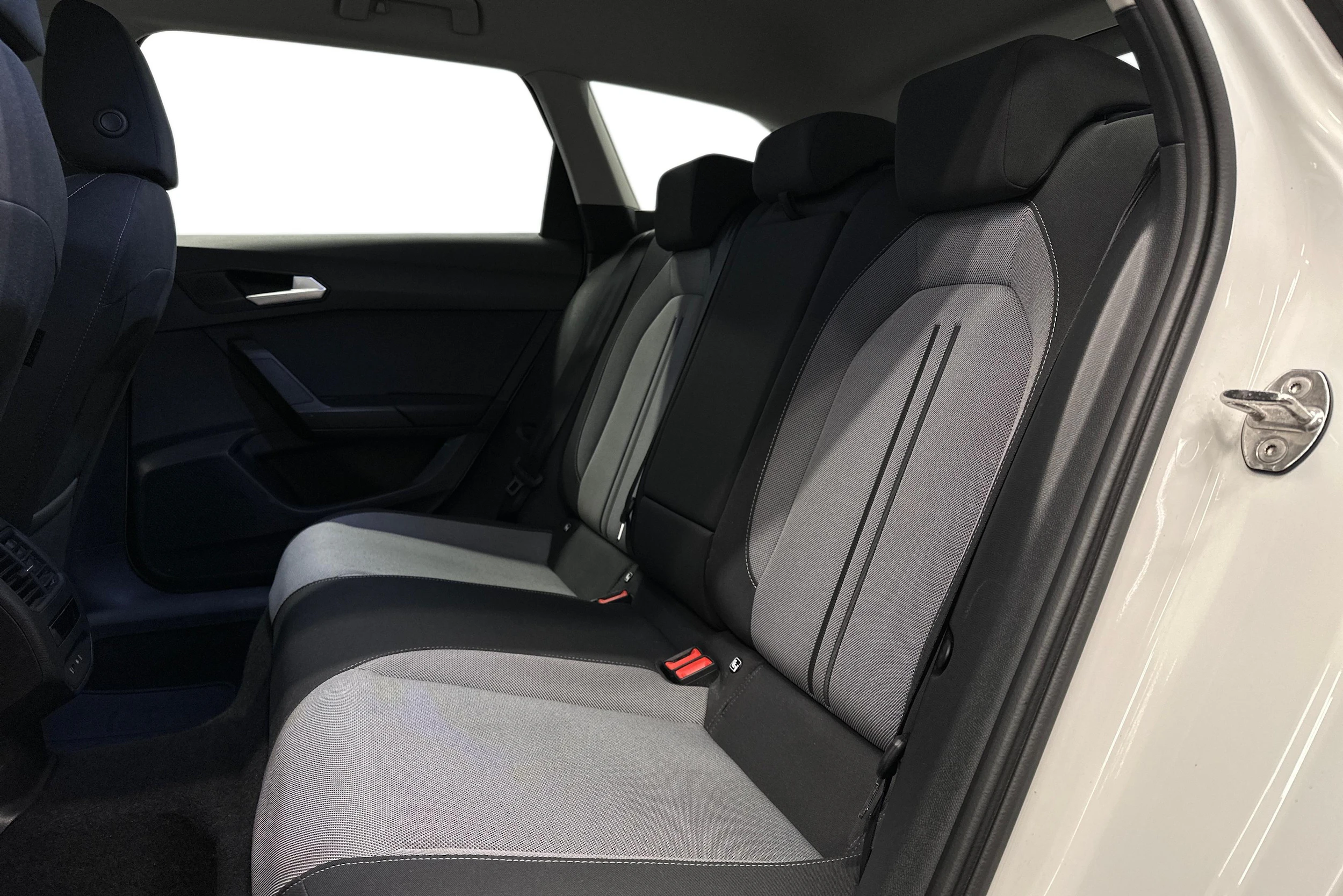 valkoinen SEAT Leon Sportstourer 2024 kuva 11.