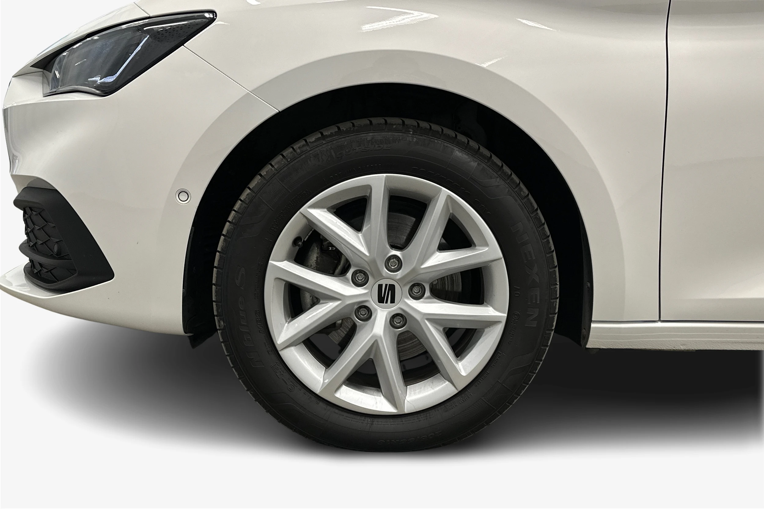 valkoinen SEAT Leon Sportstourer 2024 kuva 12.