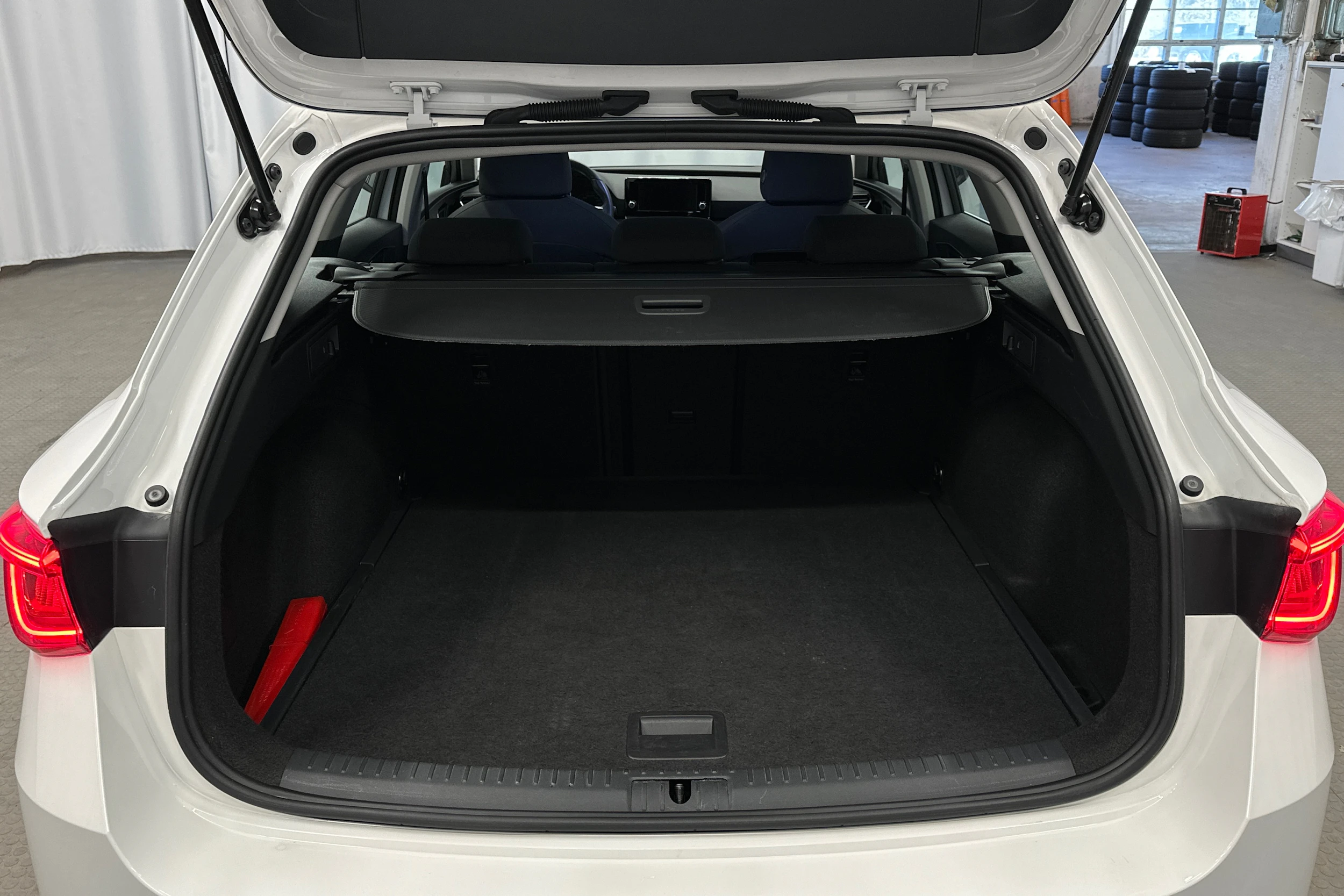valkoinen SEAT Leon Sportstourer 2024 kuva 15.