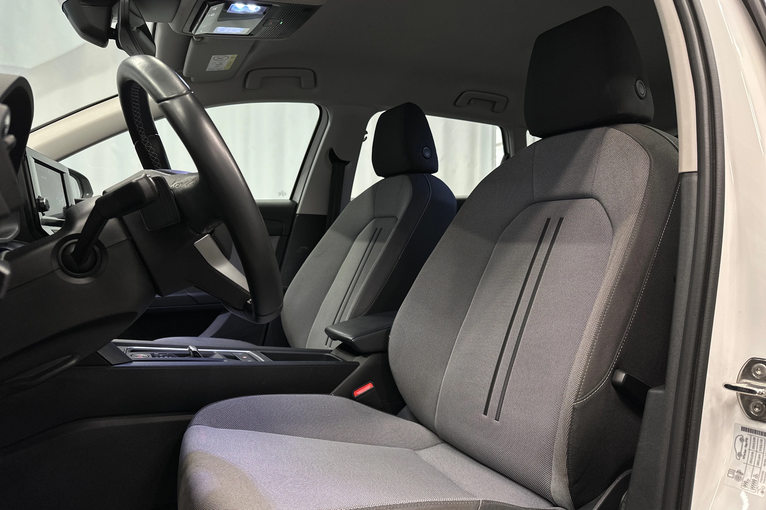 valkoinen SEAT Leon Sportstourer 2024 kuva 16.