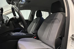 valkoinen SEAT Leon Sportstourer 2024 kuva 16.
