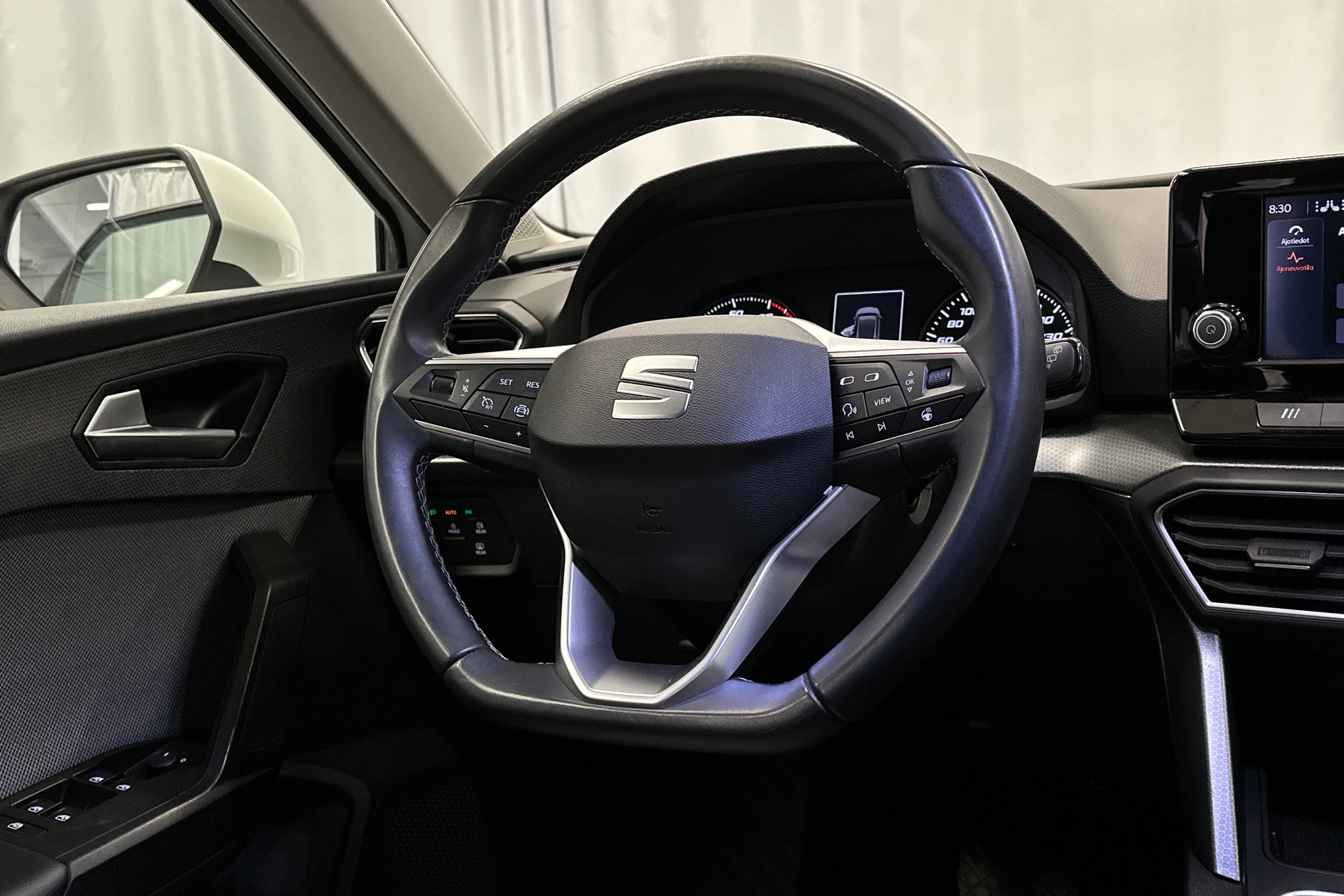 valkoinen SEAT Leon Sportstourer 2024 kuva 17.
