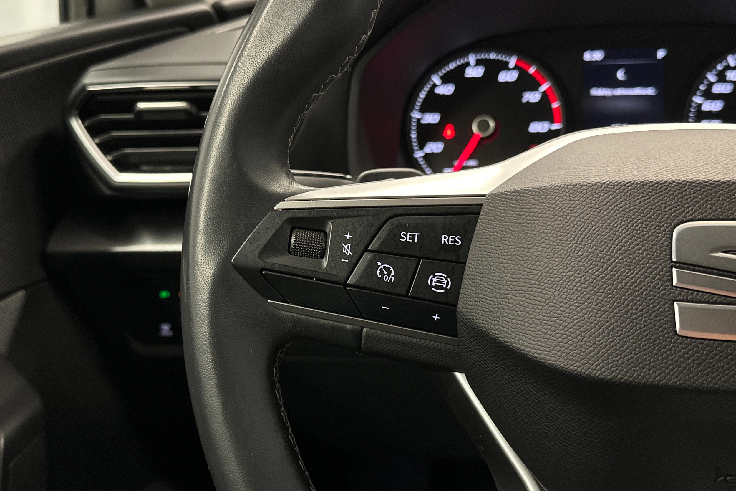 valkoinen SEAT Leon Sportstourer 2024 kuva 18.