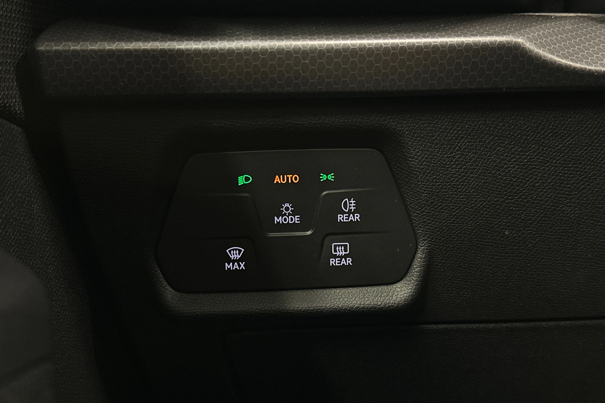 valkoinen SEAT Leon Sportstourer 2024 kuva 20.