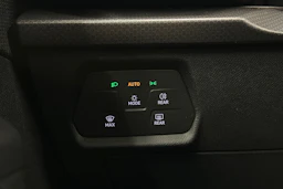 valkoinen SEAT Leon Sportstourer 2024 kuva 20.