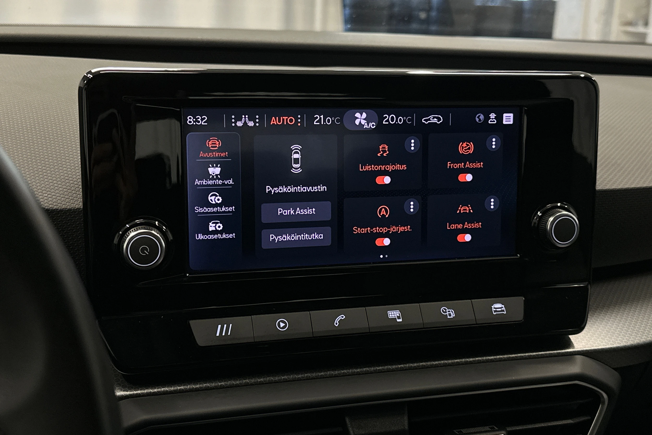 valkoinen SEAT Leon Sportstourer 2024 kuva 23.