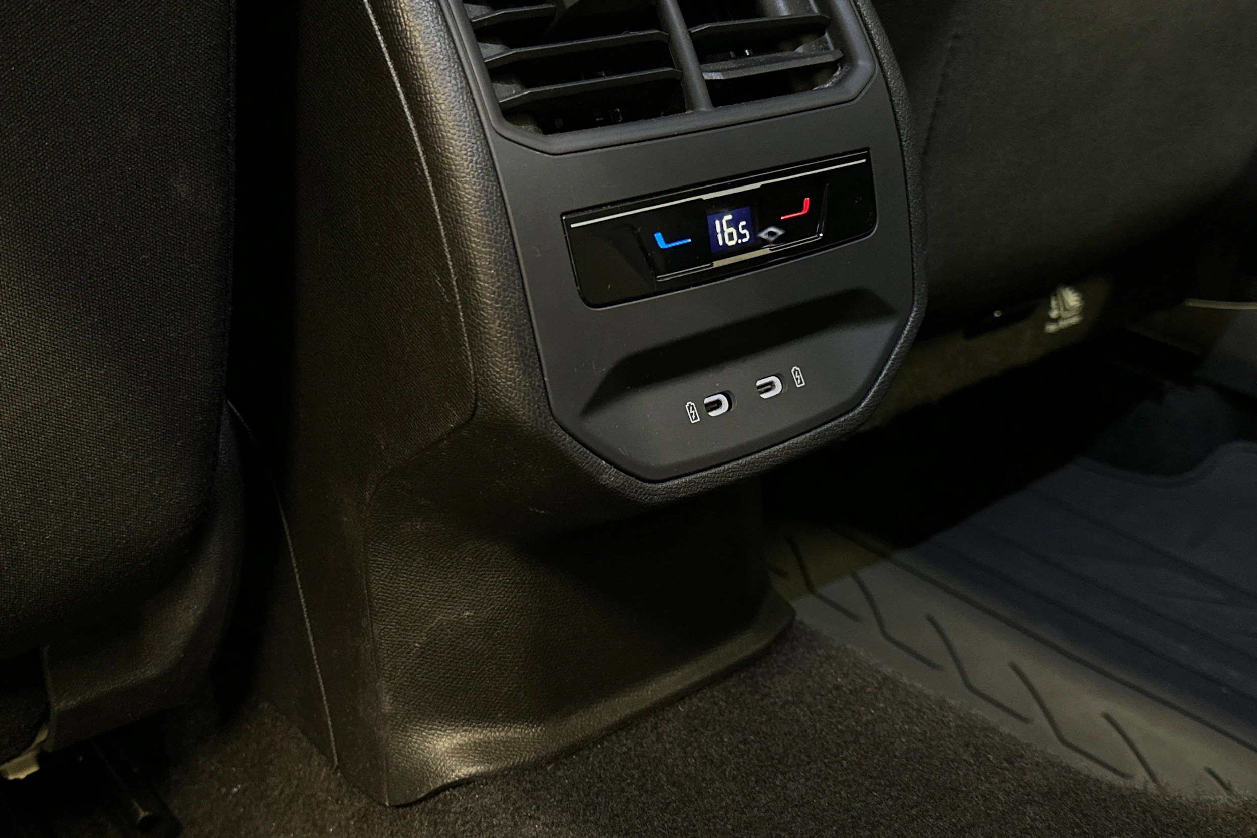 valkoinen SEAT Leon Sportstourer 2024 kuva 29.