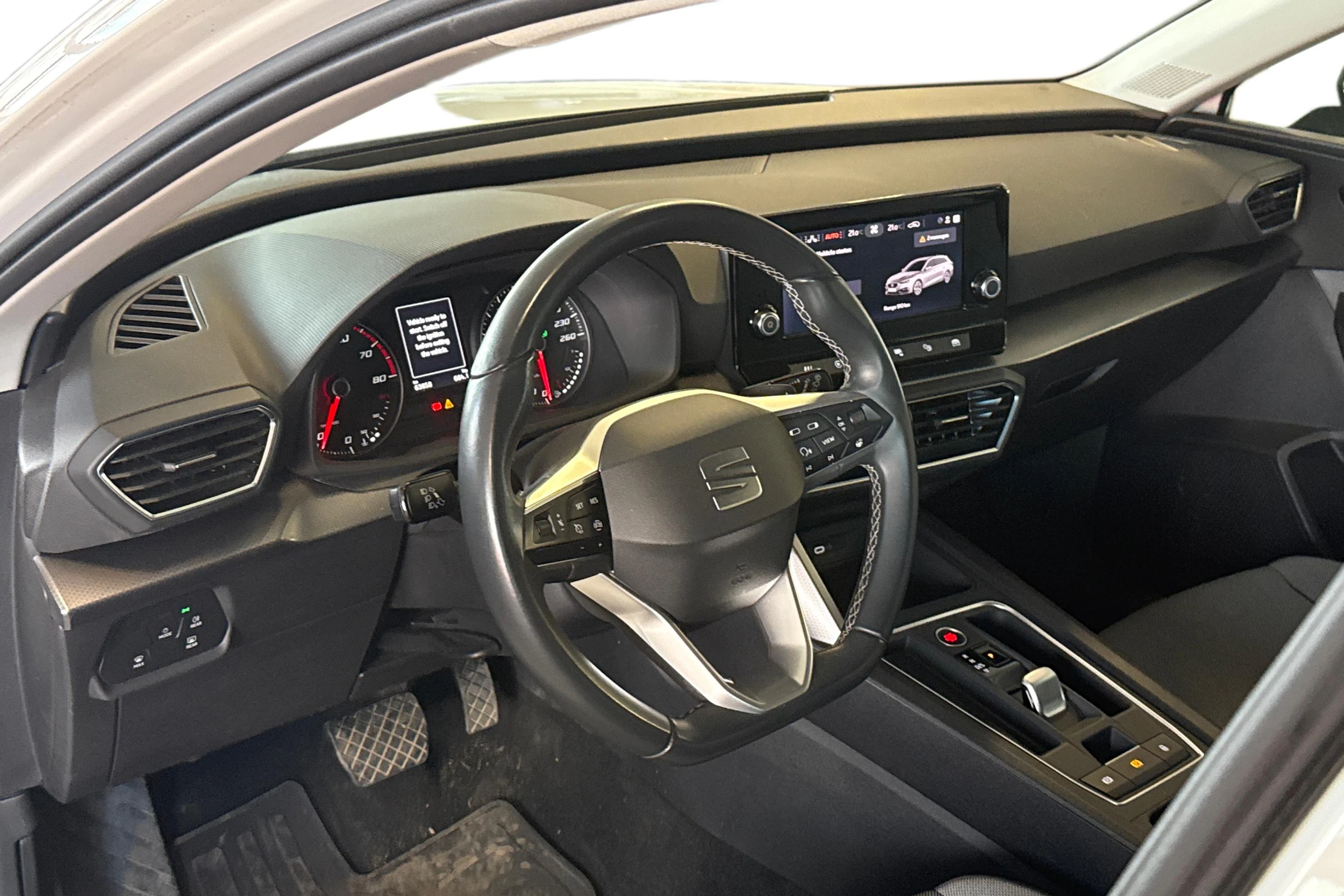 valkoinen SEAT Leon Sportstourer 2024 kuva 3.