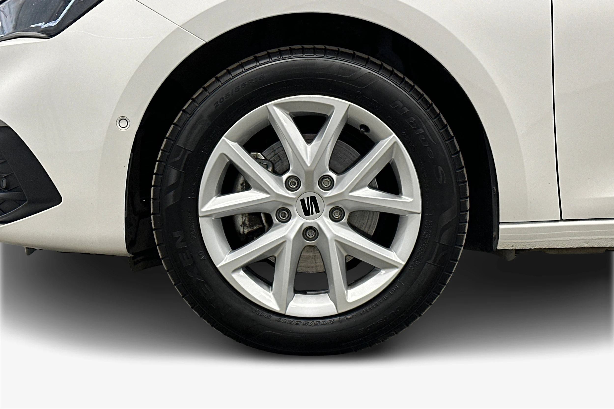 valkoinen SEAT Leon Sportstourer 2024 kuva 12.