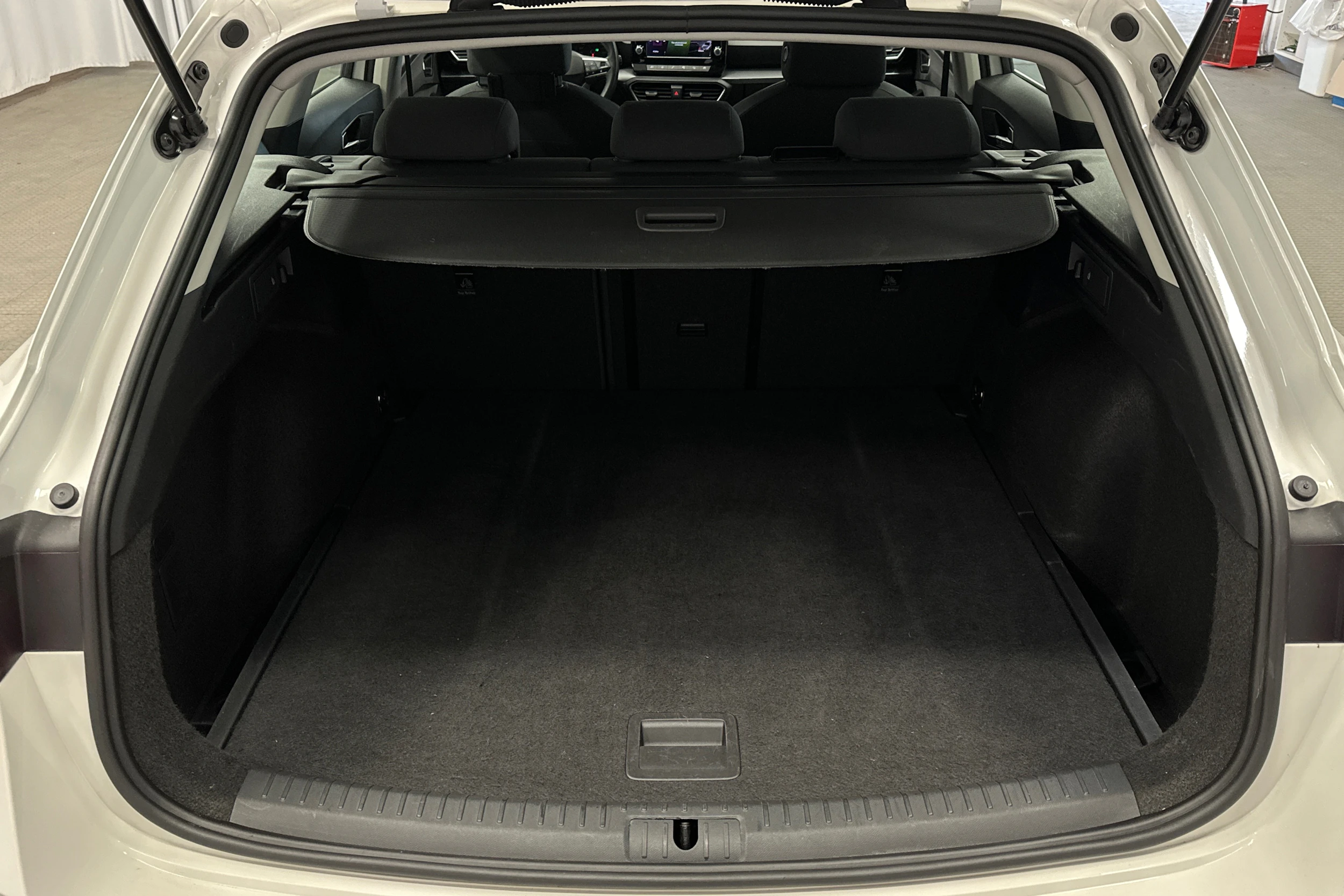 valkoinen SEAT Leon Sportstourer 2024 kuva 15.